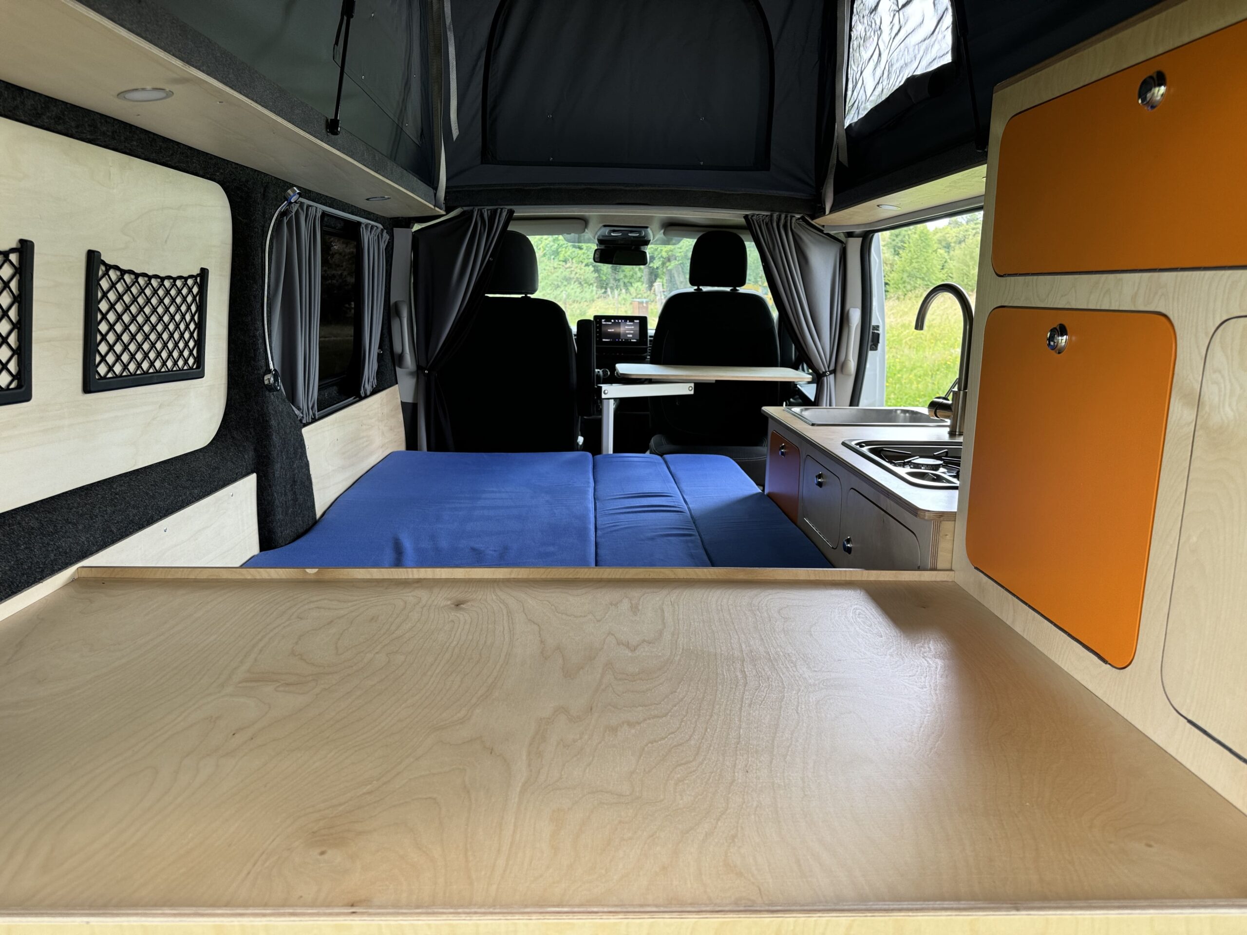 Van aménagé sur mesure (VASP caravane) avec toit relevable (Renault Trafic)