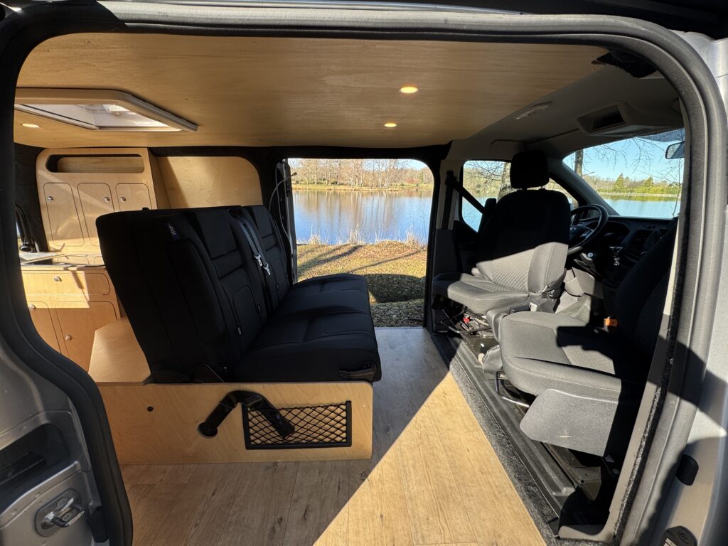 Banquette convertible Scopema dans van aménagé 