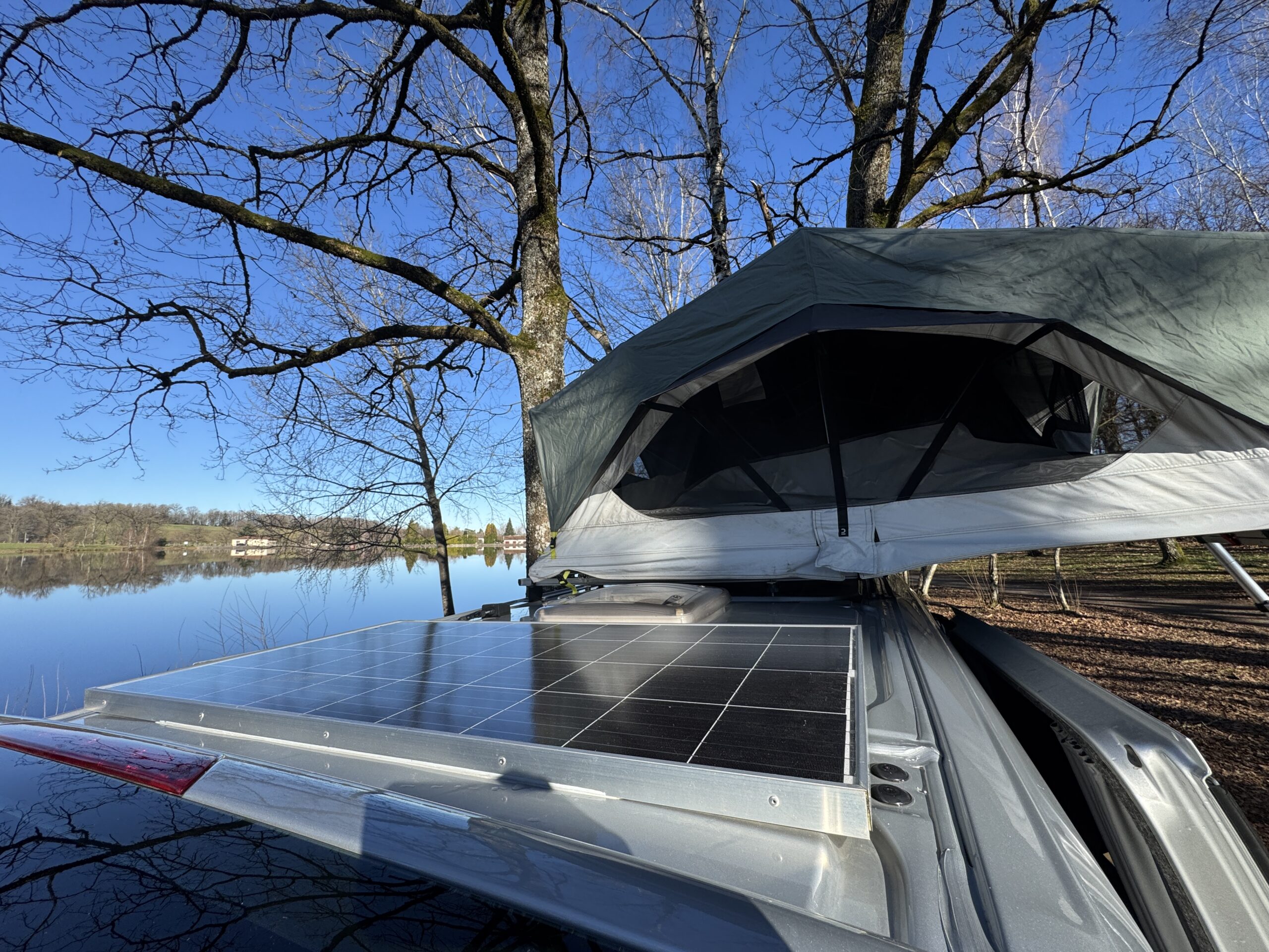 Panneau solaire et tente de toit sur van
