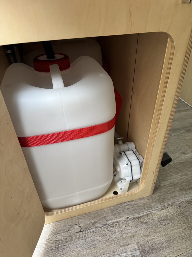 Système pompe à pied pour van