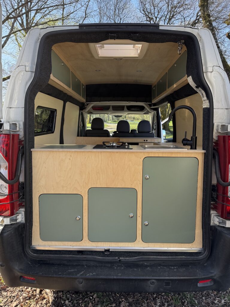 Meuble cuisine installé à l'arrière d'un Peugeot Expert rehaussé