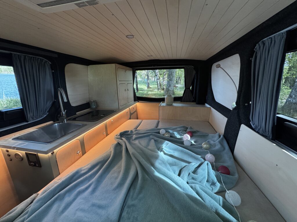 Couchage 2 personnes Renault Trafic aménagé en van