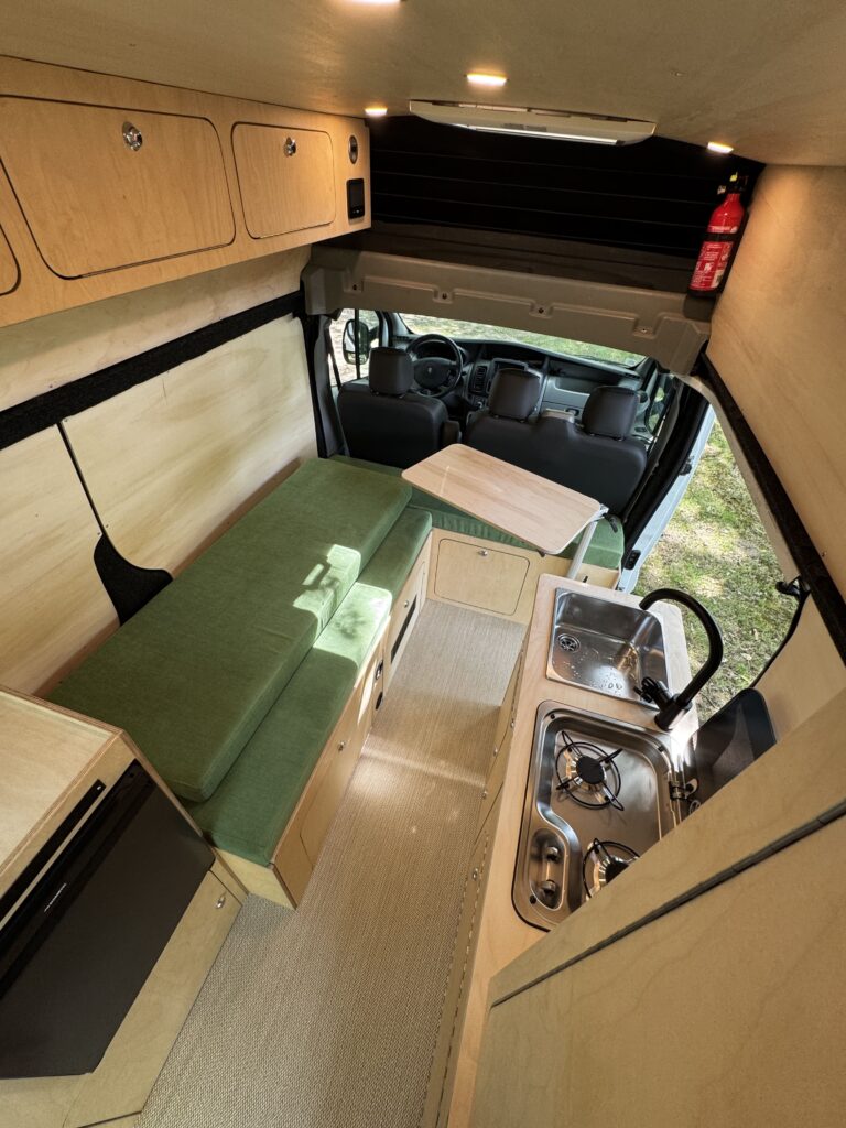 Van aménagé sur un Renault Trafic rehaussé L1H2 (VASP)