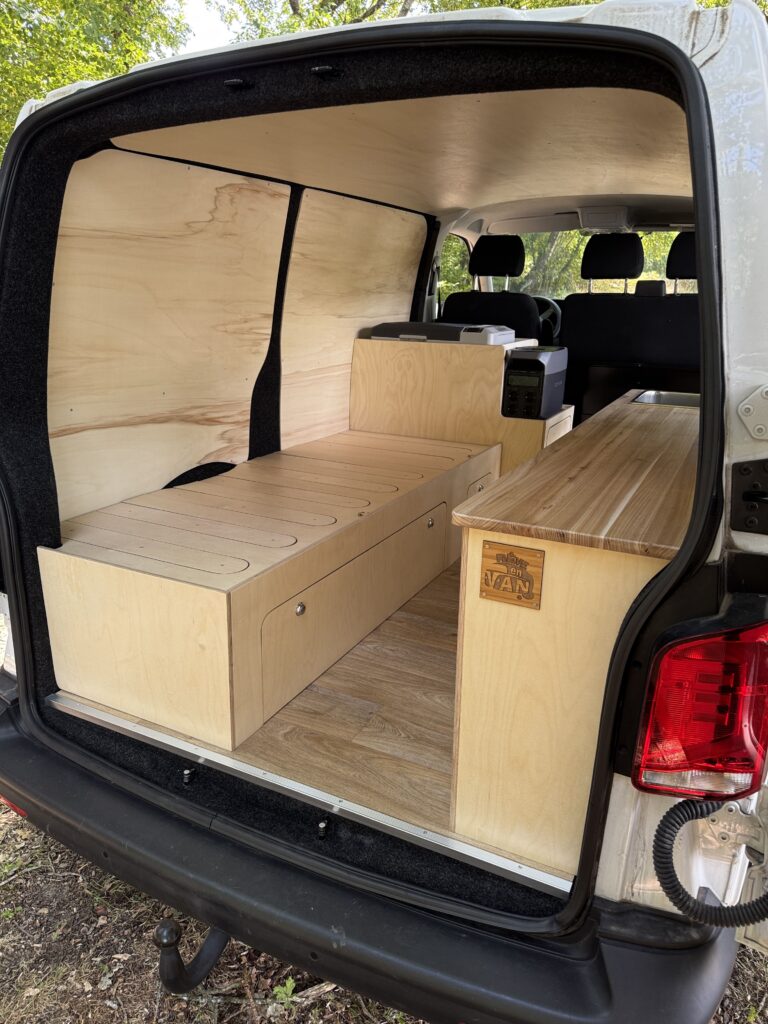 Volkswagen T6.1 aménagé en van avec mobilier démontable