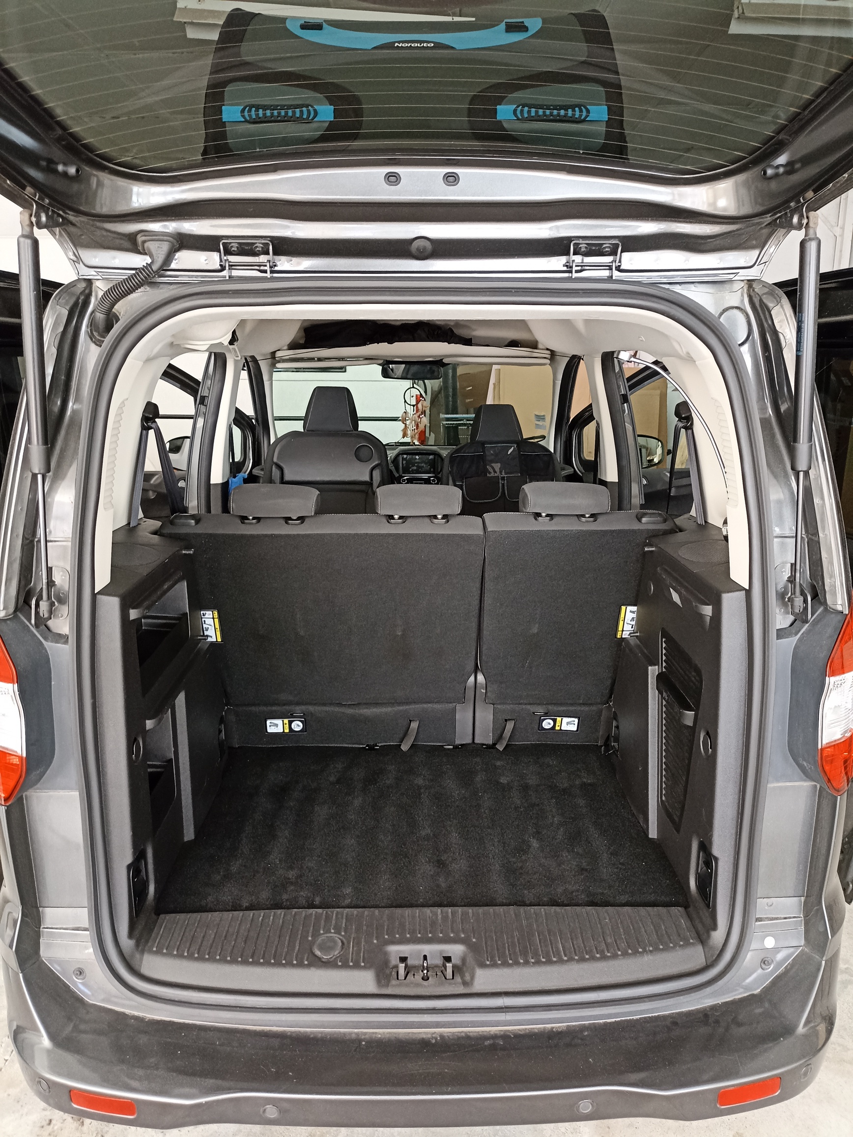 Ford Tourneo Courier : mini-van avec kit amovible sur mesure