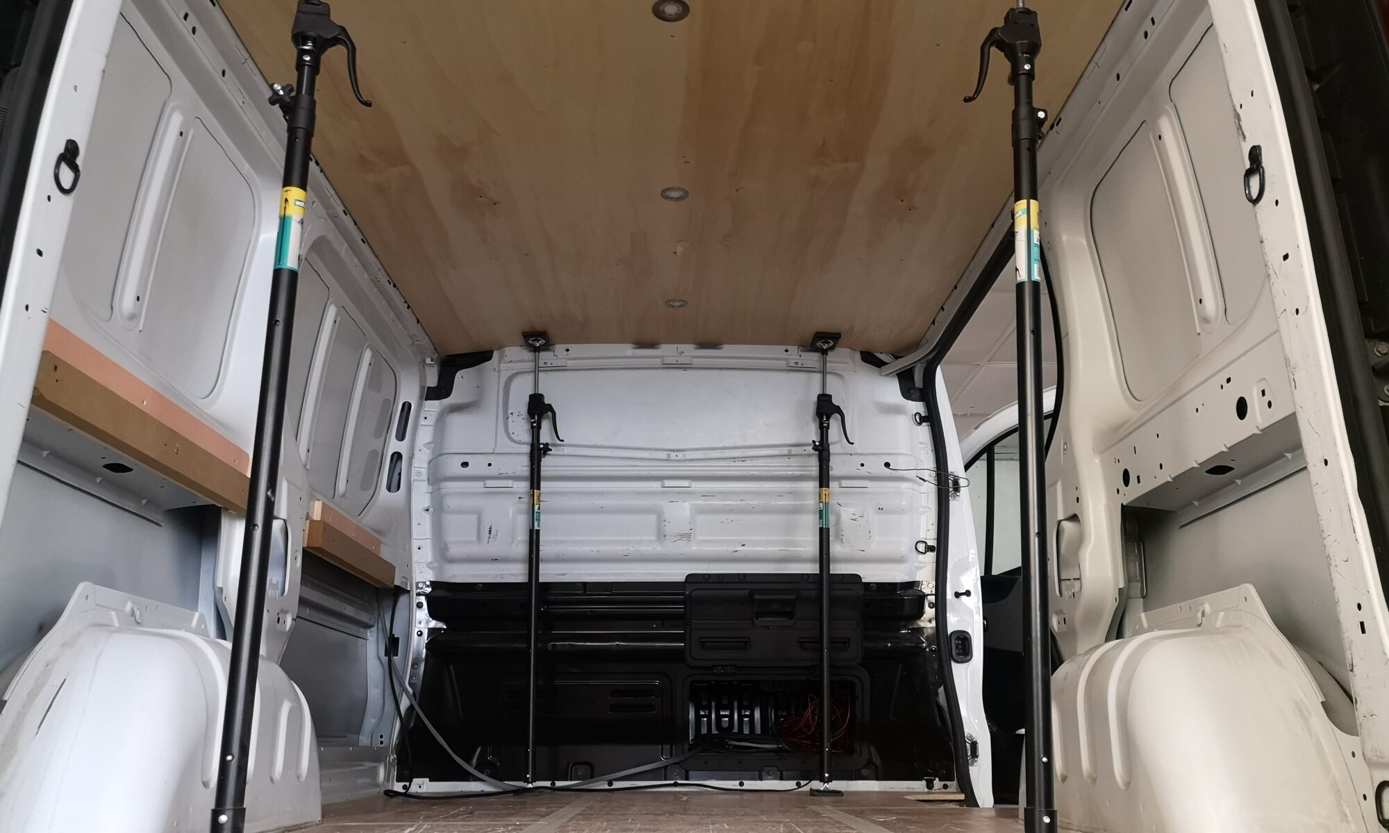 Pose d'un plafond en contreplaqué dans un van