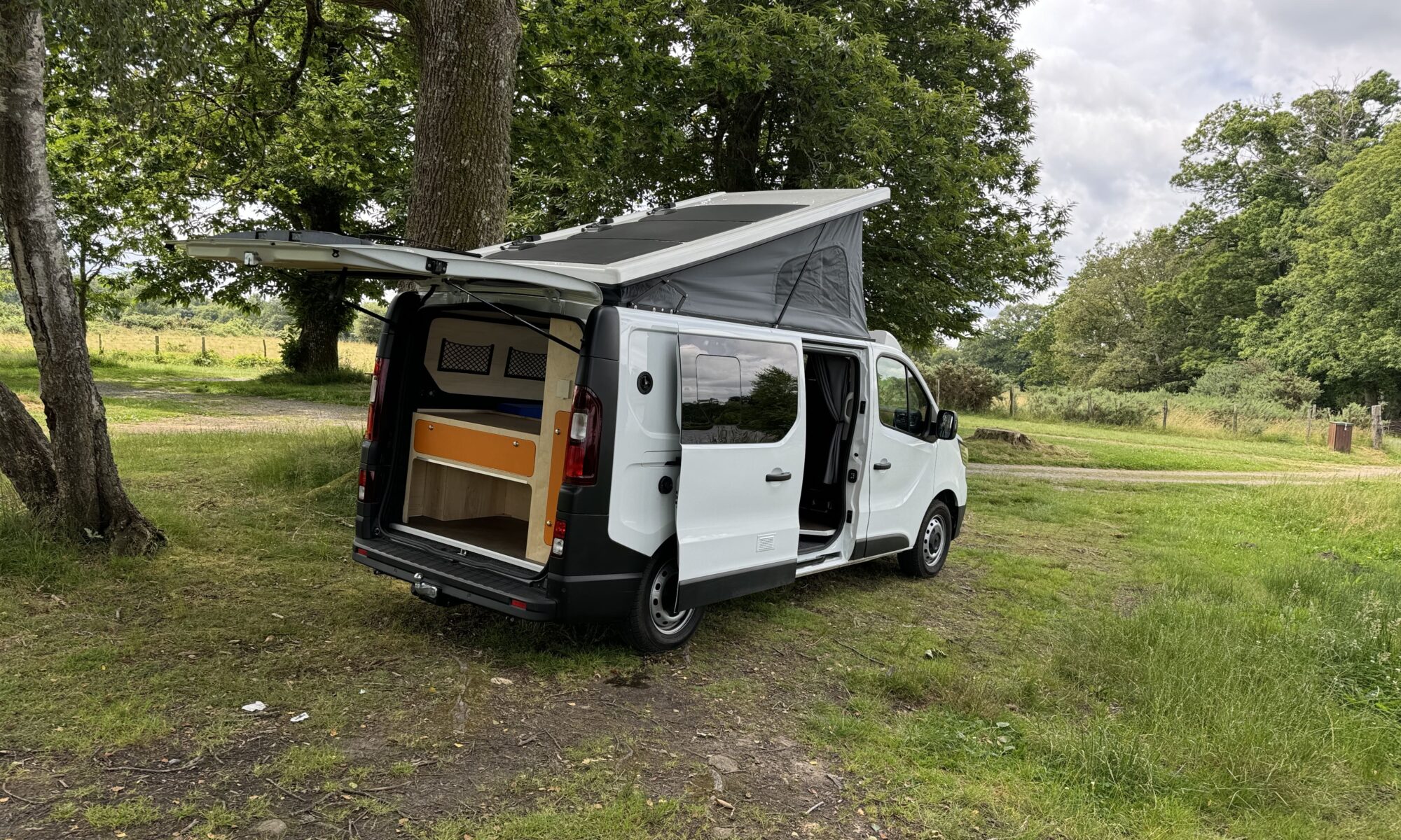 Renault Trafic aménagé avec toit relevable et panneaux solaire