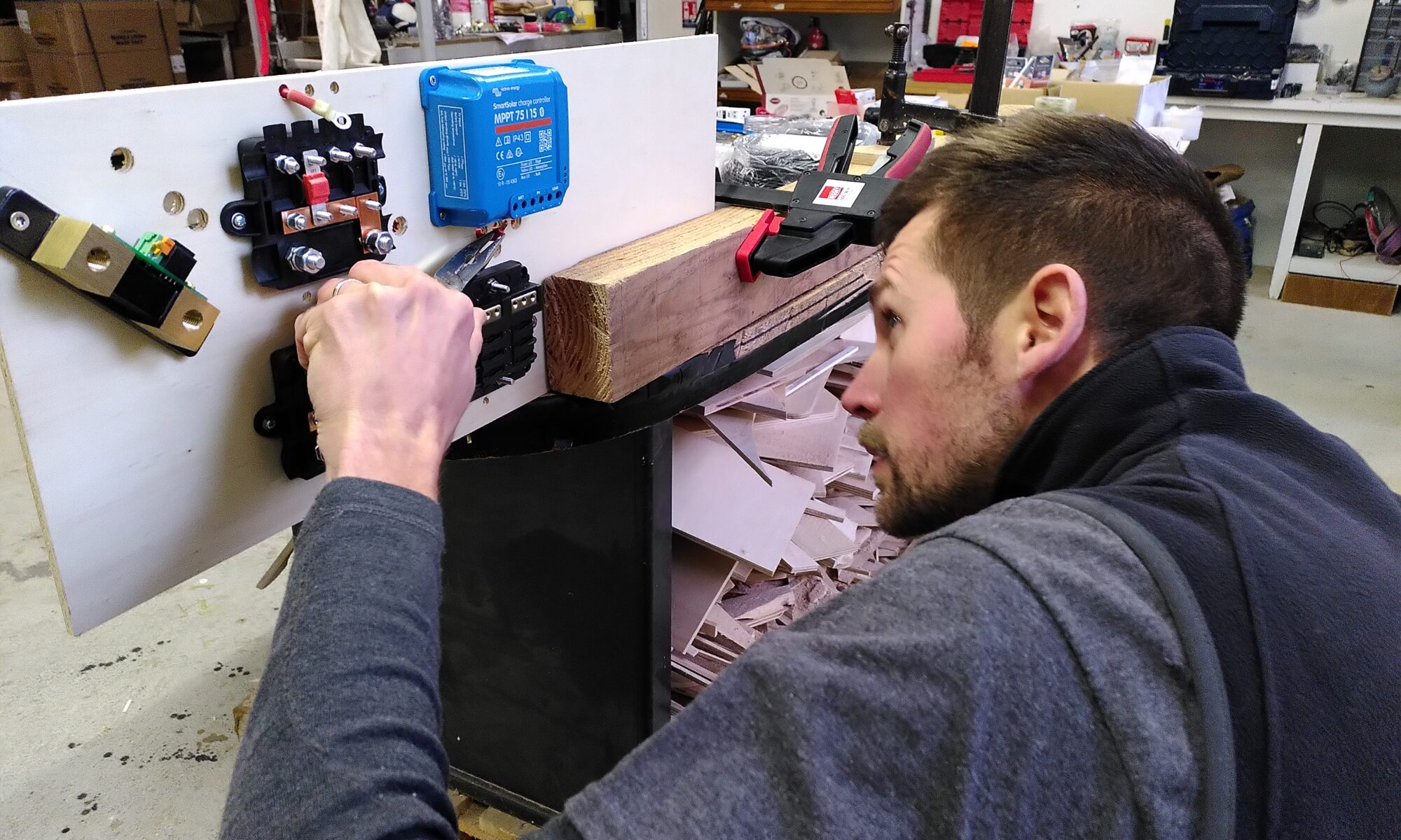 Création d'un réseau électrique pour être installé dans un van aménagé sur mesure et alimenté avec un panneau solaire