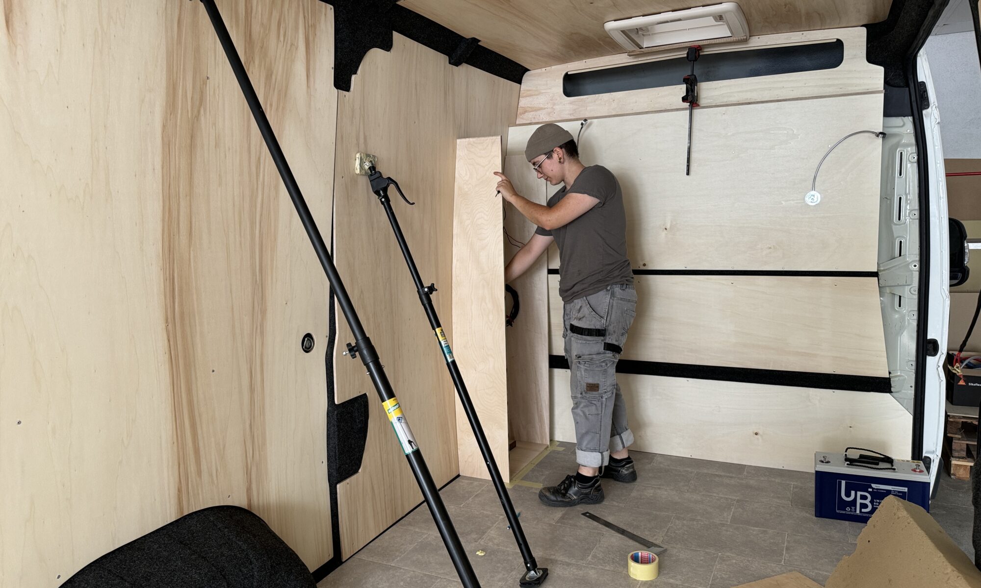 Installation d'un meuble en bois conçu sur mesure pour fourgon aménagé