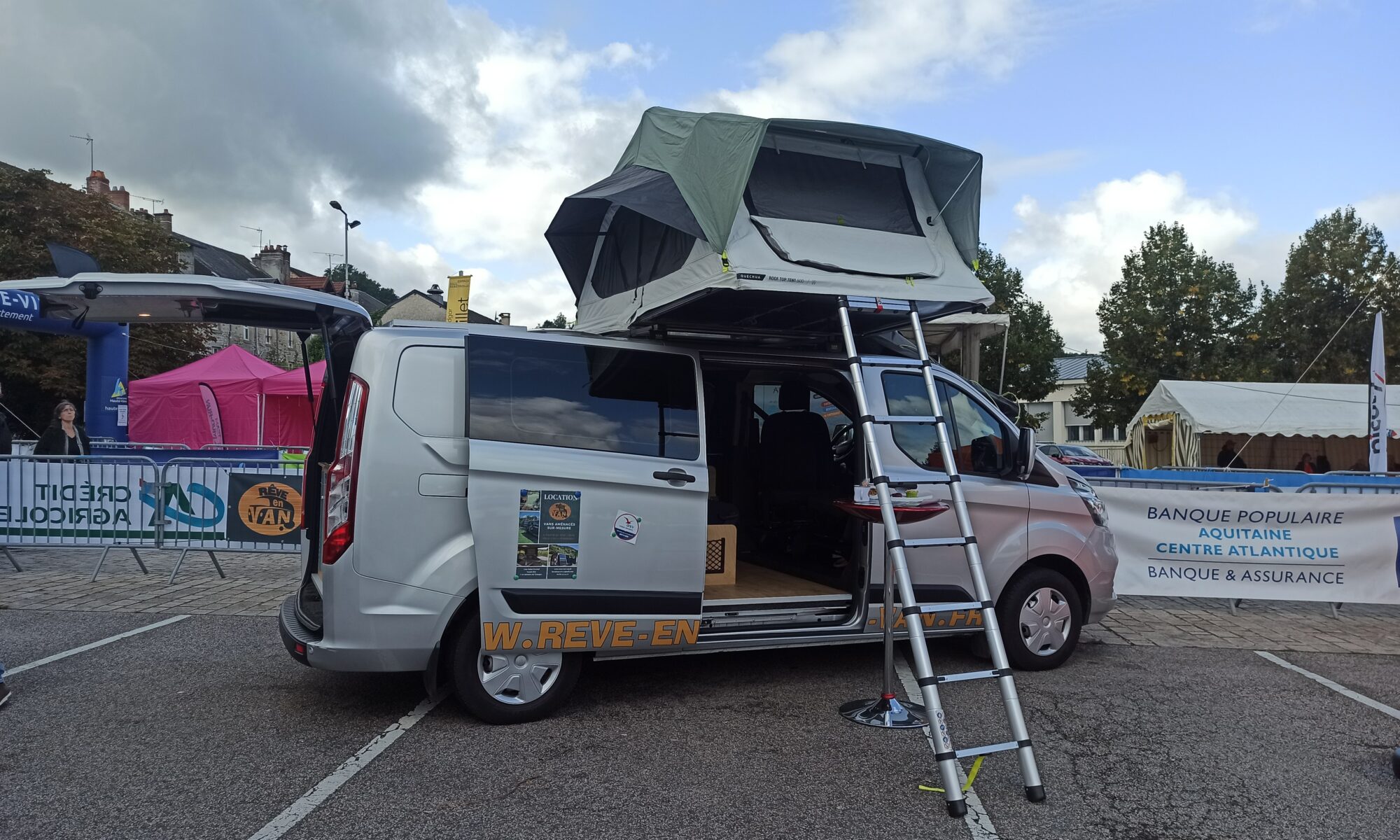 Van aménagé sur mesure (Ford Transit Custom) avec tente de toit à l'ALEFPA Trail d'Eymoutiers