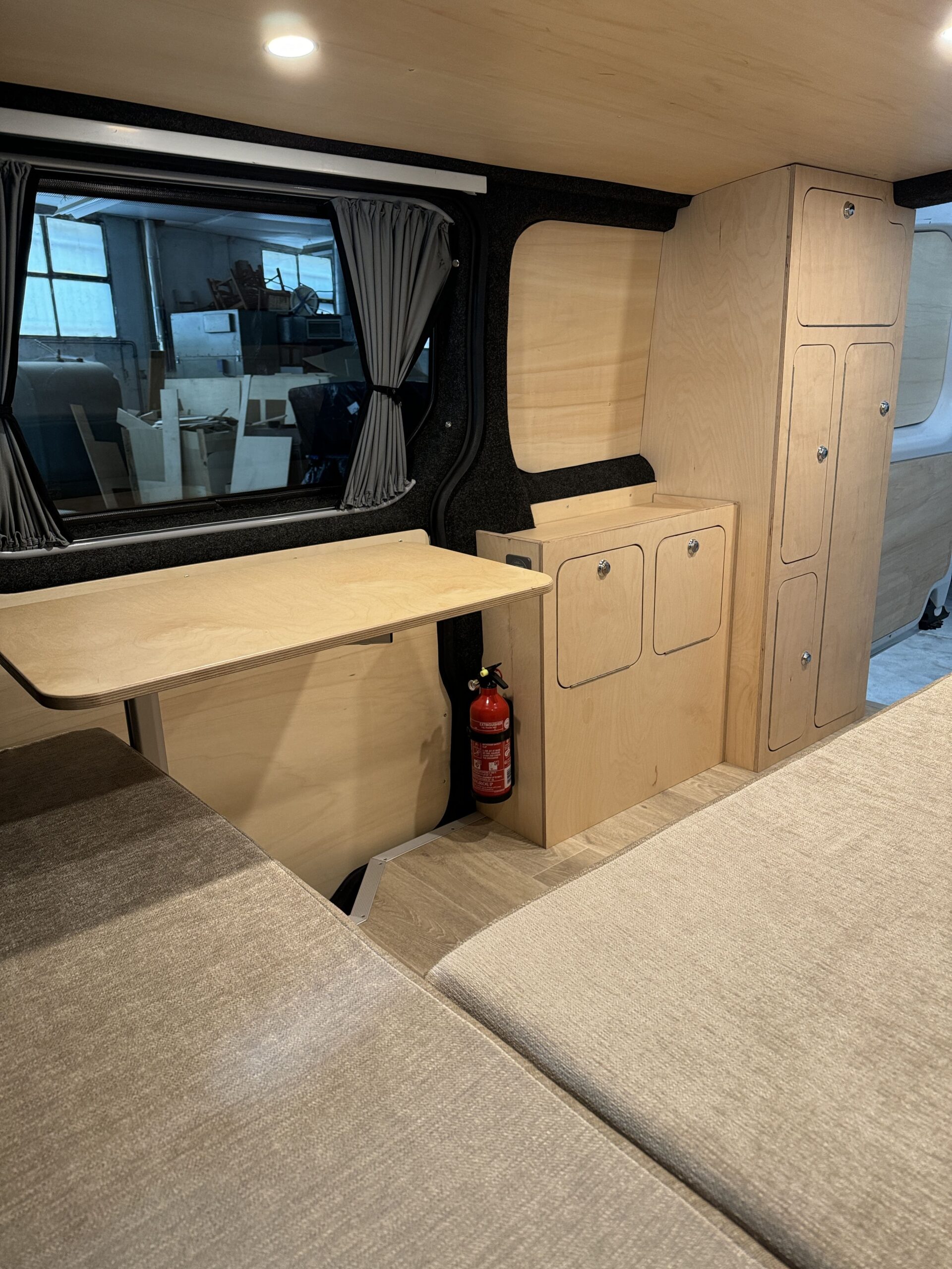 Banquette dans un Renault Trafic avec mobilier et table amovible