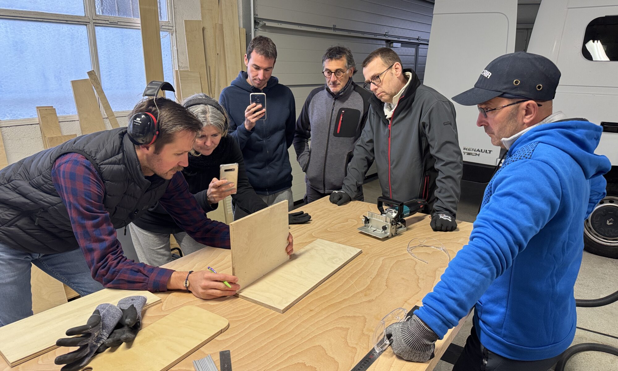 Stagiaires lors d'une formation pratique d'aménagement de vans